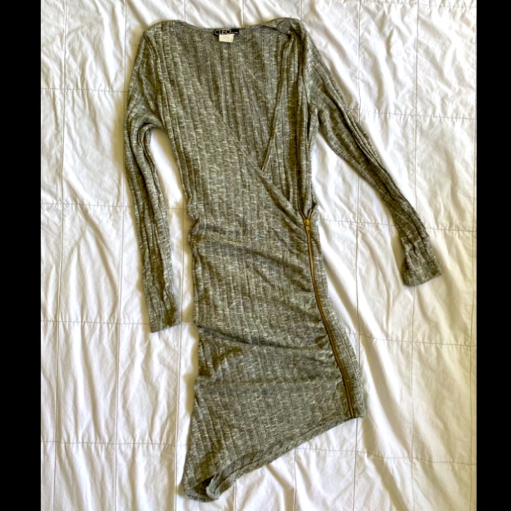 Soft grey form fitting long sleeve dress ⭐️